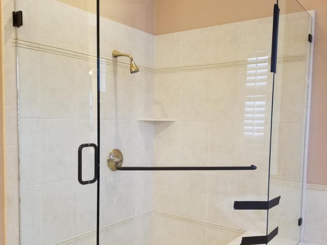 Frameless neo-angle shower